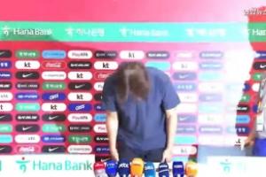 洪明甫在发布会上鞠躬道歉，发表辞职声明后未设问答环节
