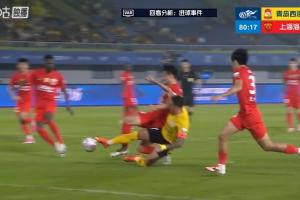 本场比赛第4次!VAR再次长时间介入,判定西海岸犯规进球无效