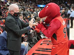 猛龙老板塔南鲍姆作为NBA董事会主席,或将影响伦纳德合同调查结果