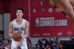 郭昊文2022年代表独行侠参加NBA夏季联赛，出场2场，得分10分，篮板1个，助攻2次