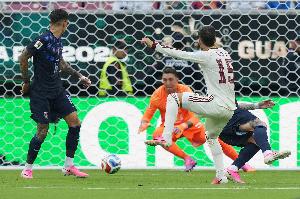 西班牙1-0击败乌拉圭！40岁穆斯莱拉黄油手扑救，巴埃纳转身抽射得分