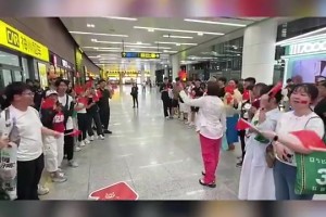 备战世亚预！中国男篮今晚抵达沈阳，在机场受到球迷热烈欢迎！