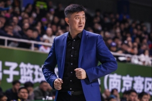 媒体人士指出：杜锋工作繁重，广东男篮宜主动为杜教练减轻压力，或考虑聘请外籍教练