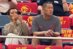 杨瀚森回归中国男篮的首场比赛，其父母现身观赛