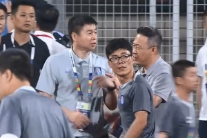 记者：于根伟因补时不足理论被出示红牌，球员心情复杂甚至愤怒