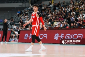 陈昱休铁匠背景,11次投篮仅命中2球,得分4分,三分线外6投全失