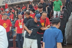 赵本山与宋小宝现身观男篮世预赛，工作人员搀扶下提前退场