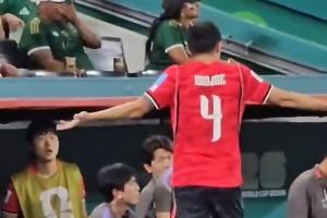 何意？金玟哉65分钟便被换下，离场时向教练组理论摊手