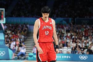 渡边雄太11次投篮命中5球&三分线外4投1中&罚球线5投5中 拿到16分4个篮板1次助攻