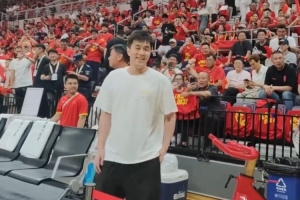 郭艾伦现身现场助阵中国男篮对抗日本男篮
