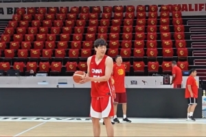 大战前夕轻松一下！杨瀚森踩场训练三分球2投0中 徐昕旁侧调侃