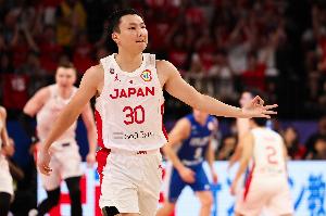杨鸣指出：中国队在挡拆后的投篮杀伤力不足，而日本队通过连续突破逐渐找到了生机