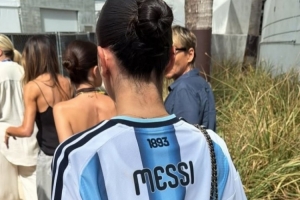 太阳报：贝克汉姆次子携女友观战世界杯，女友着梅西球衣