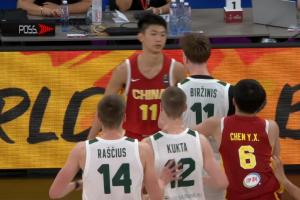 中国U17男篮令立陶宛媒体激动,场面激烈,夹臂推人动作频繁