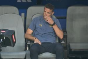 77分钟战平佛得角1-1!斯卡洛尼在替补席椅子上沉思