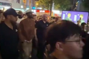 接地气！欧文成都街头漫步 与球迷热情问好