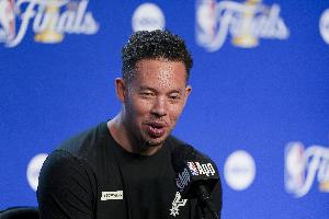 马刺总经理评价：米奇·约翰逊及教练团队本赛季表现优异，我们仍有提升空间