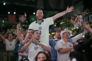 英格兰球迷对墨西哥比赛时间更改表示不满：球迷再度被视为微不足道
