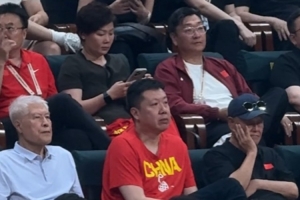 王治郅赵本山同观男篮世预赛赛事！蒋兴权与宋小宝现身现场