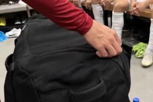 外国网友AI恶搞视频：C罗夜闯乌兹别克更衣室送钱