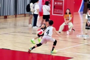 厉害了！小孩哥这全场一条龙运球过人上篮，简直秀翻了！