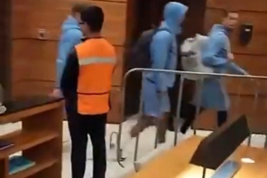 英格兰魔鬼主场，抵达墨西哥酒店，受数百球迷嘘声欢迎