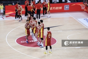 中国男篮决战将至!评论员强调:锋线与篮板是关键!