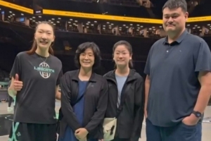 姚明夫妇及女儿抵达纽约 观赛自由人并与韩旭合影