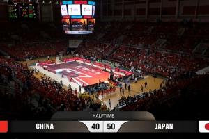 中国男篮半场以10分之差落后！日本男篮通过三分反击多点得分，霍金森贡献17分