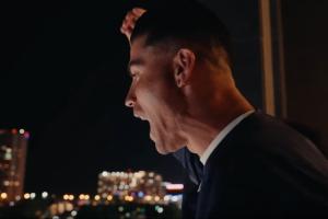 壮丽！C罗赛后携葡萄牙球队现身酒店阳台，深夜与数千球迷共庆