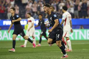 美国与世界足球联合会球队交锋战绩为21胜7平13负，唯一一次胜利是以3-2击败葡萄牙